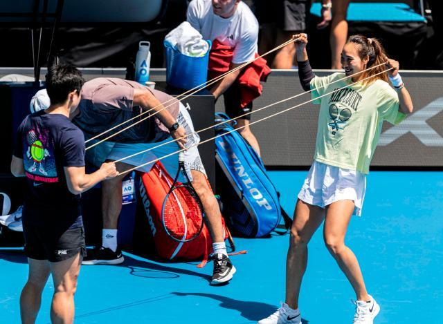 1736506907705036927.jpg (体育)(4)网球——澳网:郑钦文赛前训练XxjpseC007126_20250110_PEPFN0A001.jpg